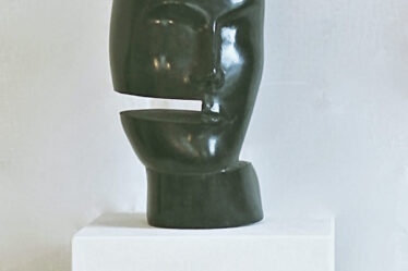 Skulptur Leere Worte, schwarzer Granit